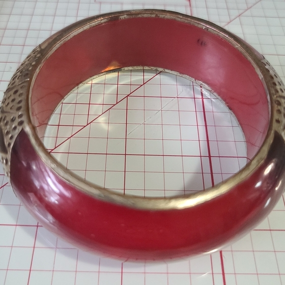 Vintage Chunky Red Bangle with metal detail. 60s or 70s - Picture 3 of 5